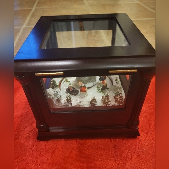 NWOT - CHRISTMAS Music Box Playing Jingle Bells - Picture 5 of 5